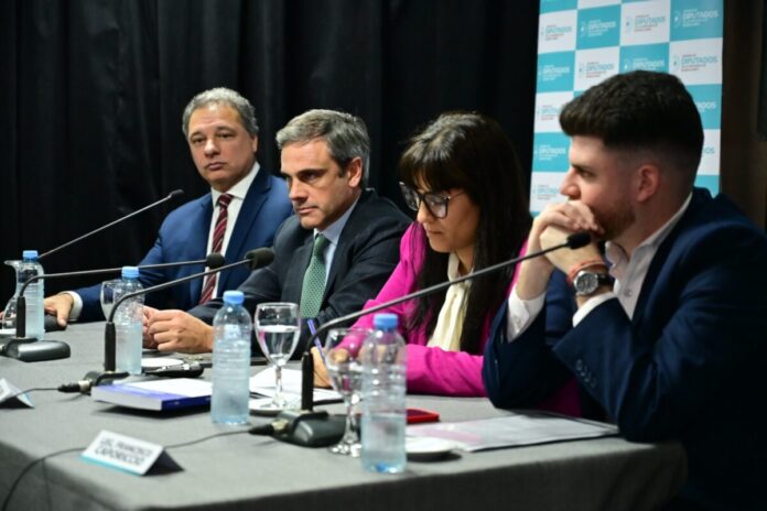 Legisladores y especialistas durante el debate sobre sobreendeudamiento familiar en la Legislatura bonaerense. Legisladores y especialistas durante el debate sobre sobreendeudamiento familiar en la Legislatura bonaerense.