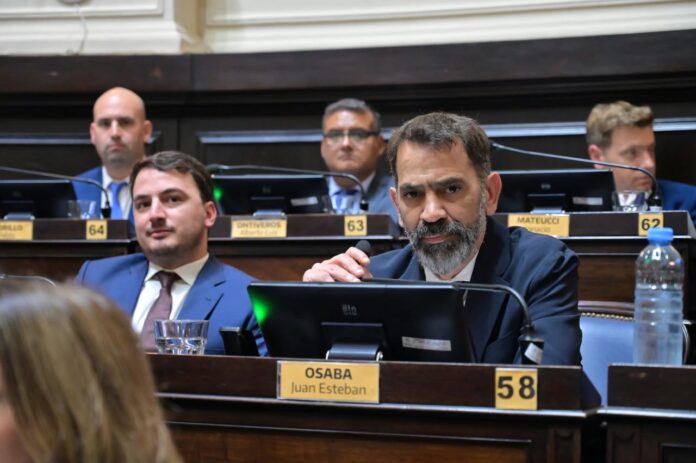 Juanes Osaba y Agustín Romo Juanes Osaba y Agustín Romo, nuevas autoridades de La Libertad Avanza en la Cámara de Diputados bonaerense.