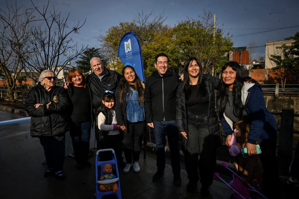 Leo Nardini durante la inauguración del pavimento sobre Estado de Israel en Villa de Mayo