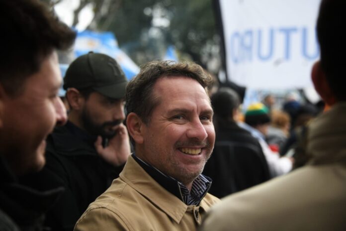 Pablo Descalzo durante una actividad política en defensa de los recursos y la soberanía argentina. Pablo Descalzo durante una actividad política en defensa de los recursos y la soberanía argentina.