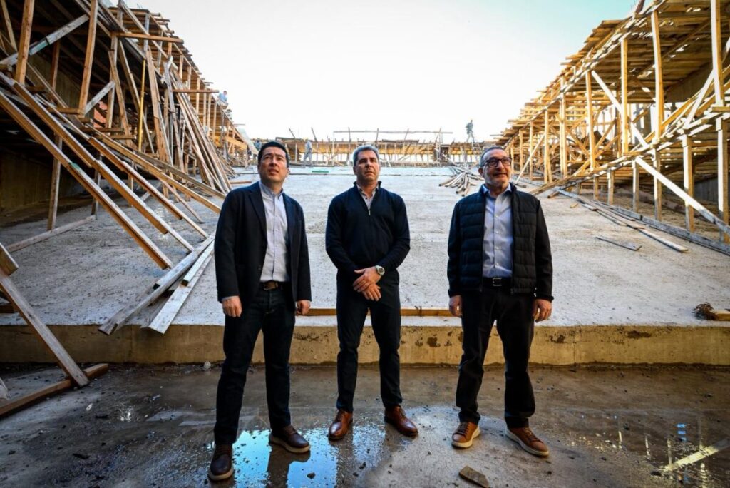 Leo Nardini, Sergio Uñac y Luis Vivona recorren la obra del Teatro Municipal de Malvinas