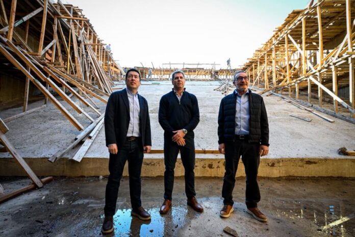 Leo Nardini, Sergio Uñac y Luis Vivona recorren la obra del Teatro Municipal de Malvinas
