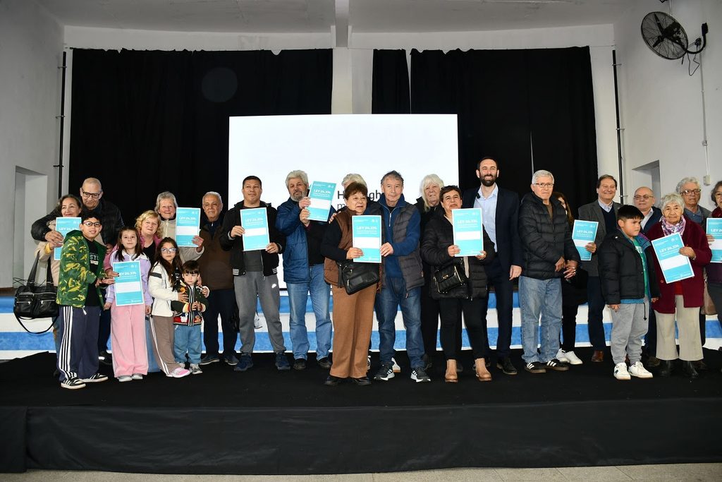 Entrega de escrituras y certificados de terrenos a familias de Hurlingham