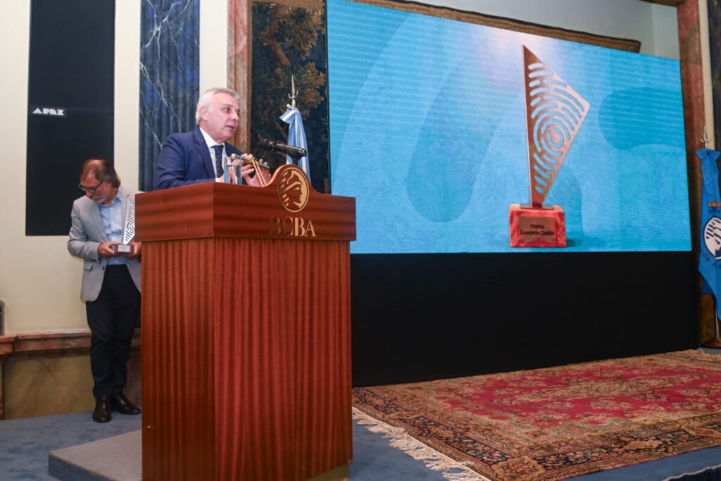 El intendente Julio Zamora durante la entrega de premios en la Bolsa de Comercio de Buenos Aires.