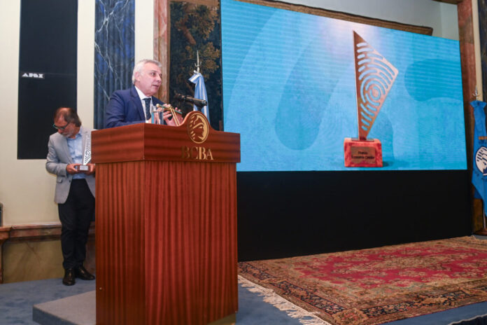 El intendente Julio Zamora durante la entrega de premios en la Bolsa de Comercio de Buenos Aires. El intendente Julio Zamora durante la entrega de premios en la Bolsa de Comercio de Buenos Aires.