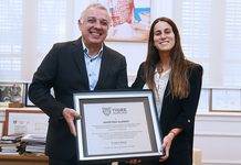 Tigre: reconocieron a Agostina Alonso, campeona mundial con Las Leonas Julio Zamora y Agostina Alonso durante el reconocimiento en el Palacio Municipal de Tigre.