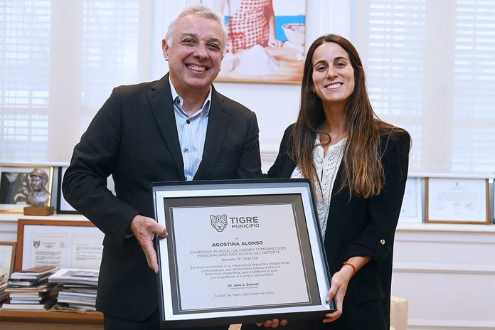 Julio Zamora y Agostina Alonso durante el reconocimiento en el Palacio Municipal de Tigre. Julio Zamora y Agostina Alonso durante el reconocimiento en el Palacio Municipal de Tigre.